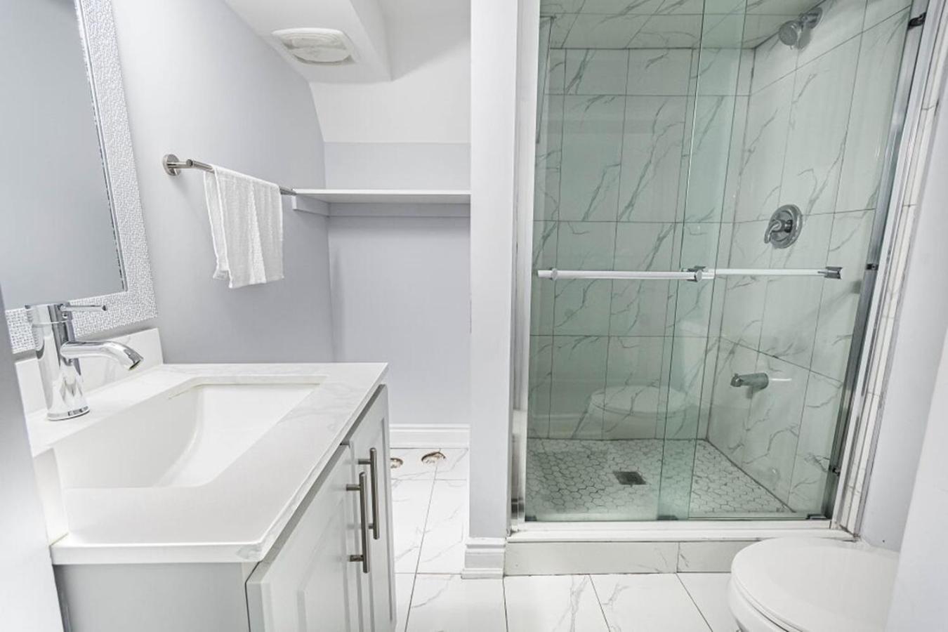Garden 2 Bedroom Apt - Free Parking Wifi Laundry Workstation Brampton Luaran gambar
