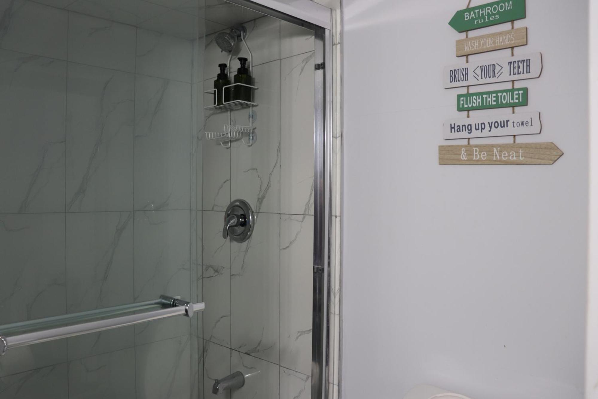 Garden 2 Bedroom Apt - Free Parking Wifi Laundry Workstation Brampton Luaran gambar